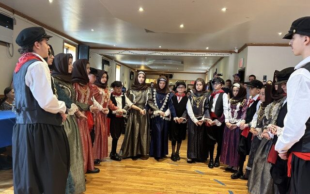 Χορεύουν τους παραδοσιακούς χορούς της Κάσου ντυμένοι με τις παραδοσιακές φο-ρεσιές του νησιού. They dance the traditional dances of Kasos dressed in the tradi-tional costumes of the island. Φωτογραφία: Ευγενική προσφορά Μαρίας Ζούλη και Αδαμαντίας Μαρή.